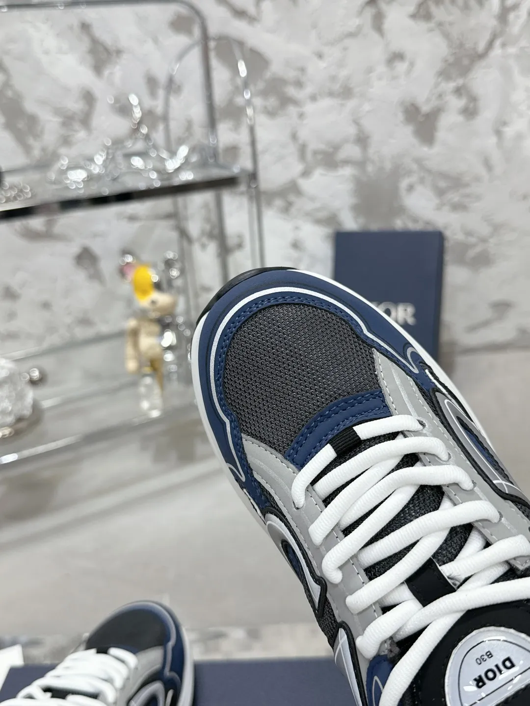 Men's men's shoes 💰600❤️❤️❤️High version Dior Dior's latest color matching B30 series reflective dad sneakers original 17380💰 purchased for development and production Brand new B30 sneakers Dad Shoes style shoes that follow the trend of the retro market The Dior logo on the tongue also indicates that this pair of shoes is the B30 model! B30 uses fine-textured leather and mesh cloth materials to form a shoe body. There are conspicuous letters CD on both sides of the shoe body to indicate identity. Many lines on the shoe body outline details to make the shoes look less monotonous and full of retro flavor. The delivery counter is exquisitely packaged🛍📦 ▪️Fabric: Original customized technical fabric + mesh ▪️Inner lining: Customized breathable lining ▪️Outsole: Original molded IP foam + TPU outsole ▪️Sole thickness: 3.5CM ▪️Size: Women’s size 35-40 / Men’s size 39-46
